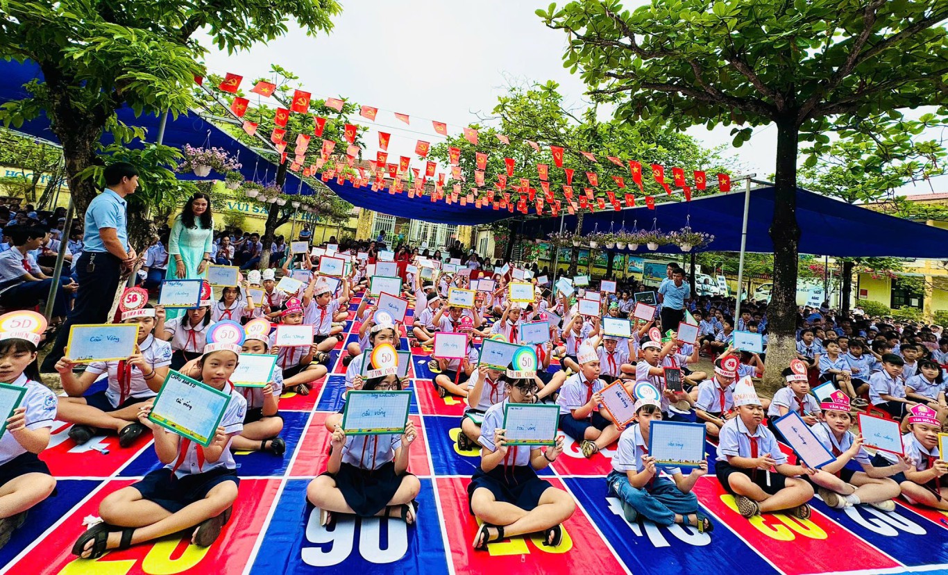 Học sinh Trường Tiểu học Hàm Nghi tham gia thi Rung chuông vàng tại lễ phát động Cuộc thi Đại sứ Văn hóa đọc tỉnh Quảng Trị năm 2025 - Ảnh: C.N